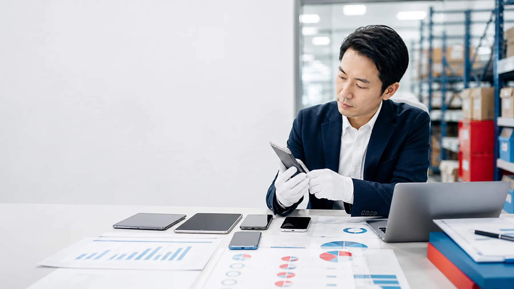 端末と市場データを確認する担当者